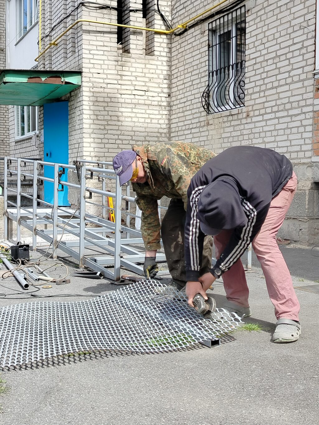 Інклюзивність та турбота. Біля вінницької багатоповерхівки на Дмитра Білоконя встановлюють пандус