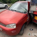 Водій ВАЗ зіткнувся з припаркованою вантажівкою Volvo