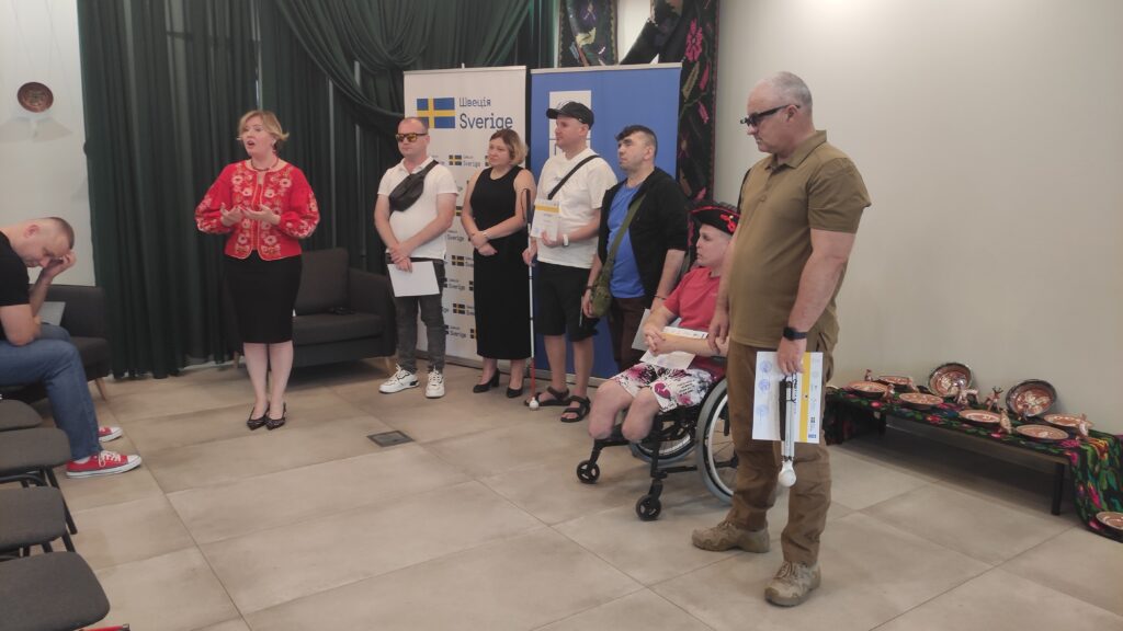 «Гончарство в темряві»: у Вінниці відкрили виставку-продаж робіт ветеранів, які втратили зір на війні