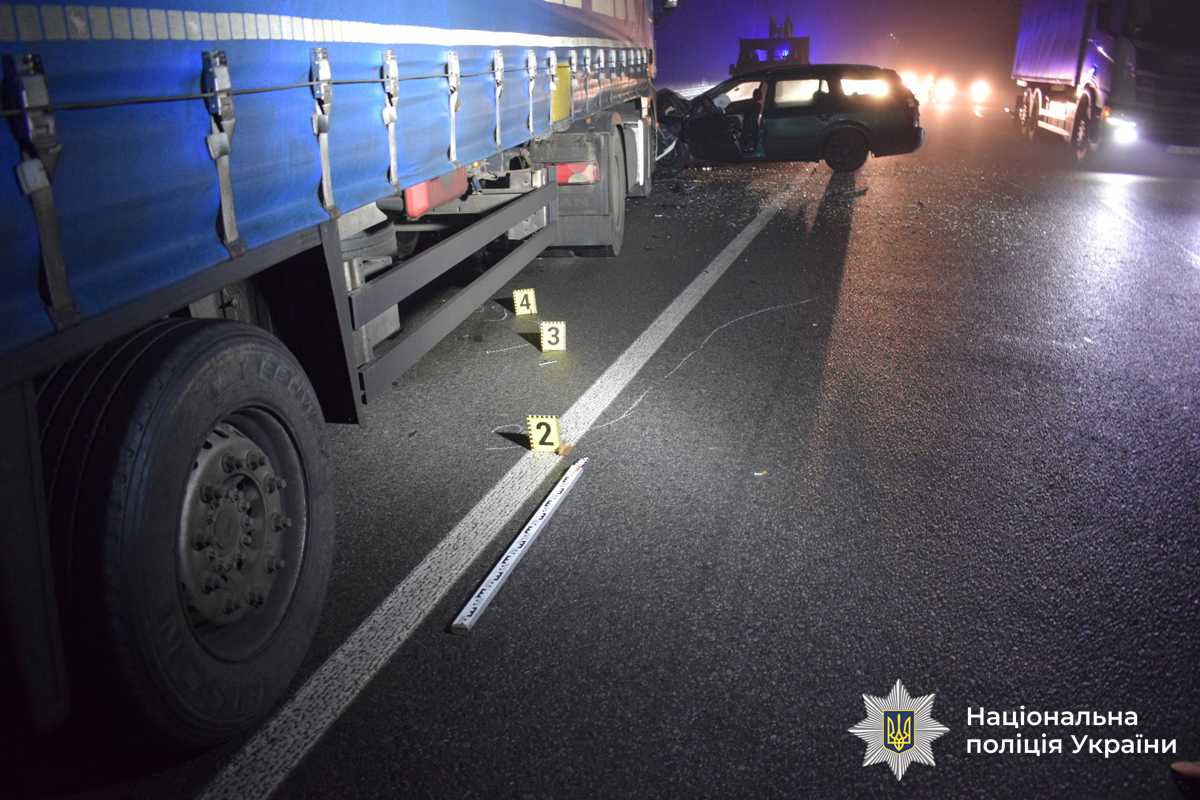 У Вінниці зіткнулися легковик та вантажівка: троє загиблих