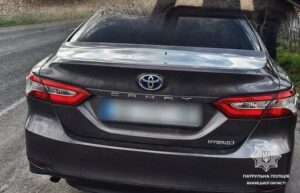 На Вінниччині зупинили автомобіль Toyota Camry кермувала жінка