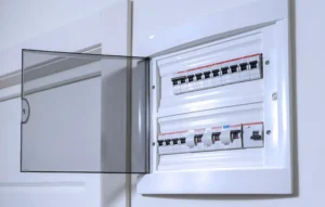 Чим пластикові розподільчі щити кращі за класичні металеві