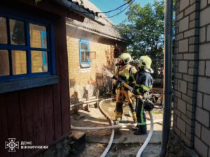 На Вінниччині: гараж згорів, полум'я перекинулось на літню кухню через коротке замикання