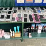 Прикордонники Вінниччини: 20-річна дівчина намагалася провезти 47 смартфонів та косметику.