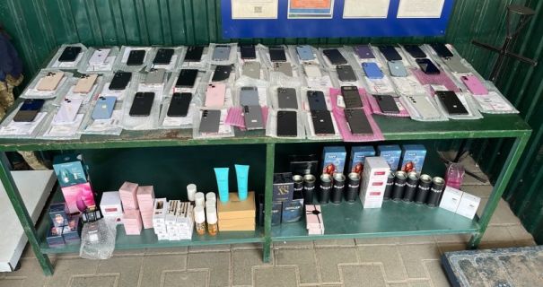 Прикордонники Вінниччини: 20-річна дівчина намагалася провезти 47 смартфонів та косметику.