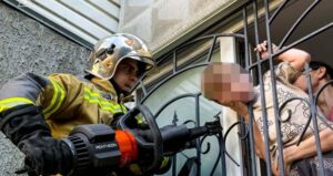 Вінницькі герої: 4-річного хлопчика визволили з віконної пастки, дивовижна рятувальна операція.