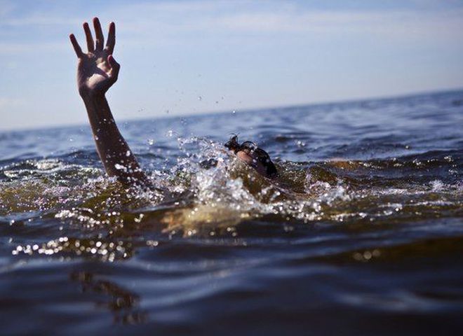 Життя обірвалося: 18-річний хлопець тоне у вінницькій річці.