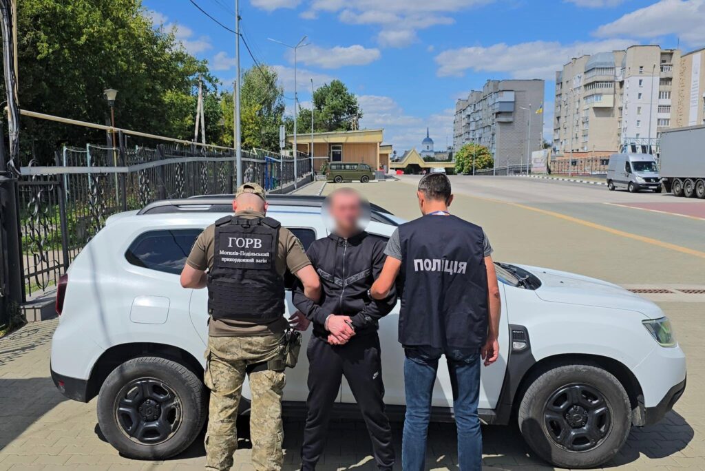 Молдова видала Вінничанина-організатора нелегального переправлення чоловіків за кордон.
