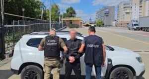 Вінничанина, що ховався у Молдові, екстрадували до України за підозрою у незаконному переправленні чоловіків за кордон.