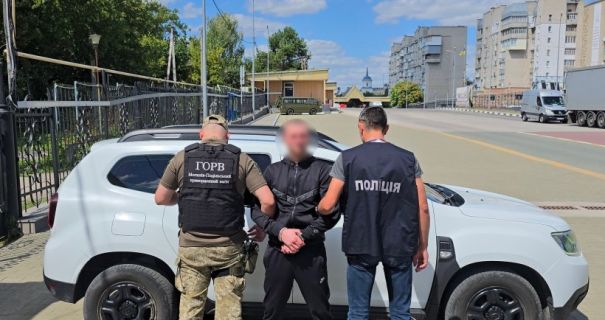Вінничанина, що ховався у Молдові, екстрадували до України за підозрою у незаконному переправленні чоловіків за кордон.