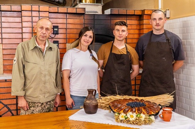 Вінницький соняшник незалежності: величезна випічка на честь свята