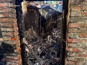 Загорівся будинок на Вінниччині: Чоловік врятувався через горище, дивом уникнувши вогняної пастки.
