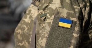 На Вінниччині натовп побив військового ТЦК, витягнувши його з авто.