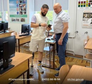 Перемога за кермом: ветеран війни здобув права у вінницькій "Безбар'єрній автошколі".