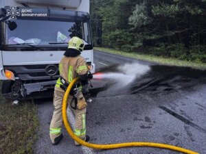 Поблизу Калинівки: вантажівка врізалася у відбійник, рятувальники ліквідували наслідки ДТП.