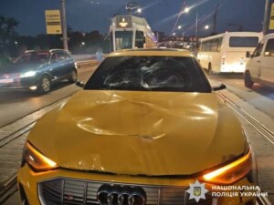 Смертельна ДТП на Центральному мосту Вінниці: поліція шукає свідків та встановлює особу загиблого.