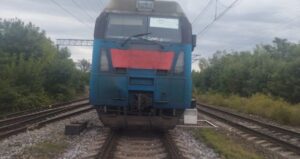 Трагедія на Вінниччині: жінка загинула під колесами поїзда, впавши з перону.