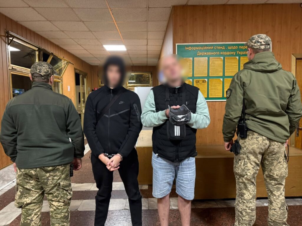 Вінницькі прикордонники затримали двох міжнародних злочинців.