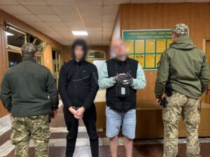 Вінницькі прикордонники затримали двох міжнародних злочинців.