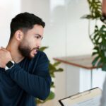 Ноющая боль под левой лопаткой: что это может быть и как лечить
