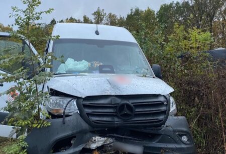 ДТП на Вінниччині: Mercedes влетів в електроконструкцію, троє постраждалих