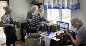 «Хлопці тримають фронт, а ми підтримуємо їх у тилу»: Волонтерки на Вінниччині готують сотні порцій їжі для військових