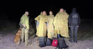 На Вінниччині чоловіки в маскувальних плащах намагалися втекти до Молдови.