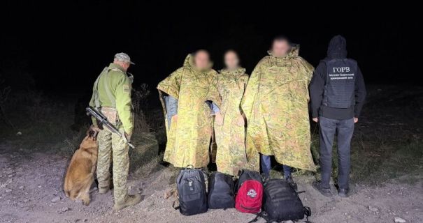 На Вінниччині чоловіки в маскувальних плащах намагалися втекти до Молдови.
