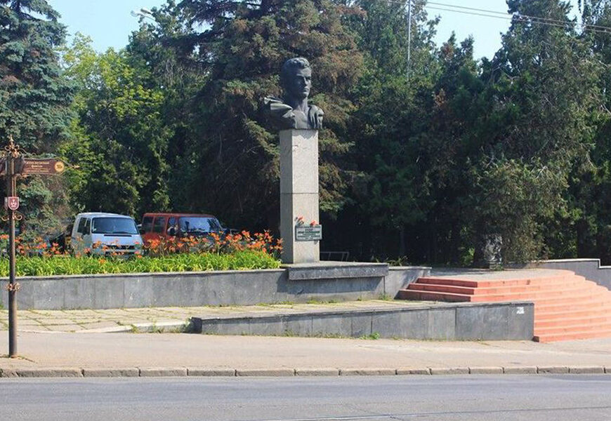Пам'ятник Івану Бевзу у Вінниці: переїзд з Соборної до бібліотеки його імені